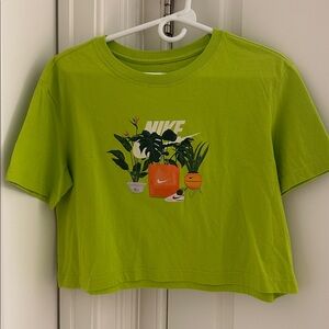 Nike Cropped Graphic T-shirt